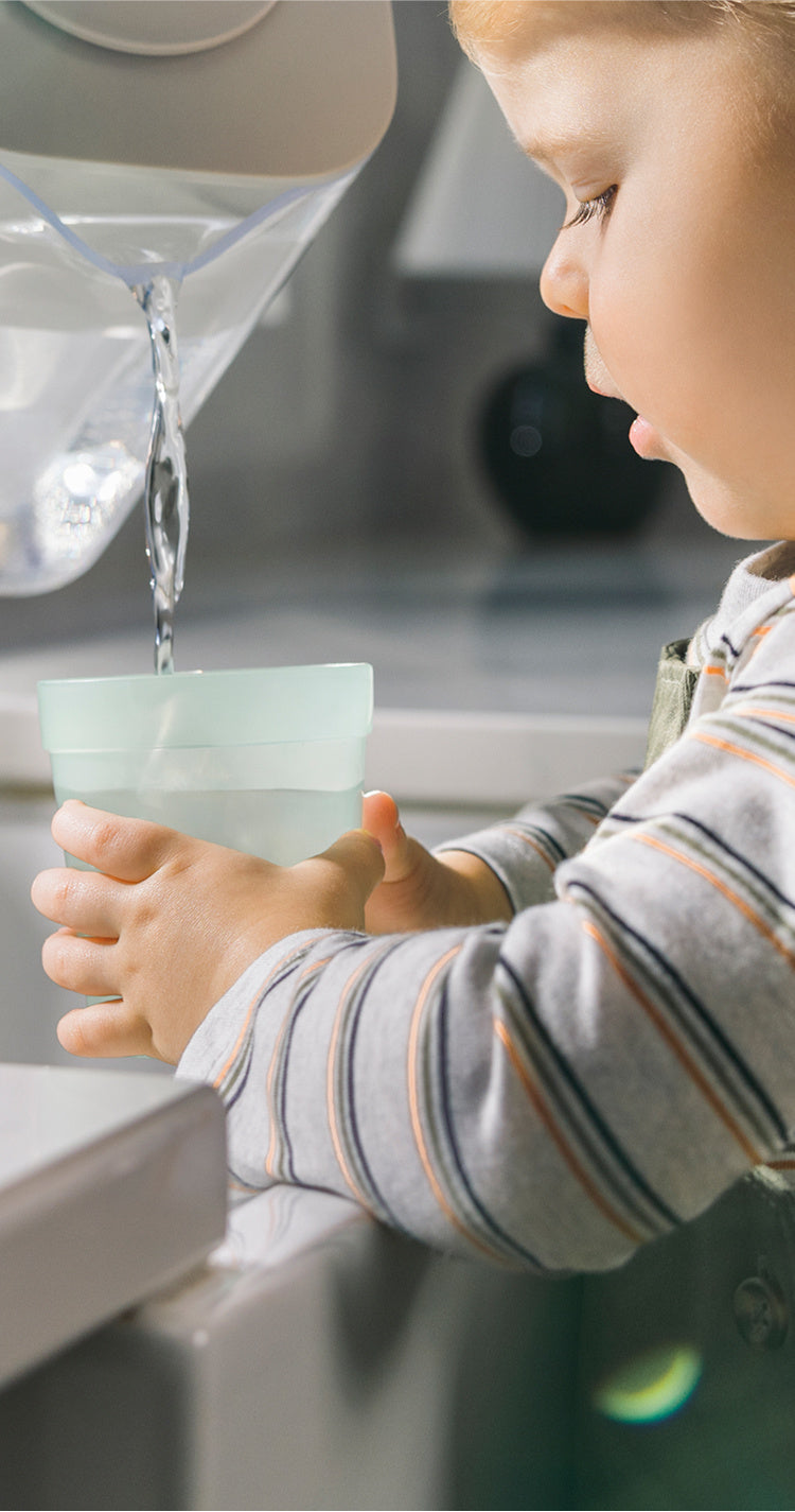 child drinking filtered water from 10 cup zerowater pitcher